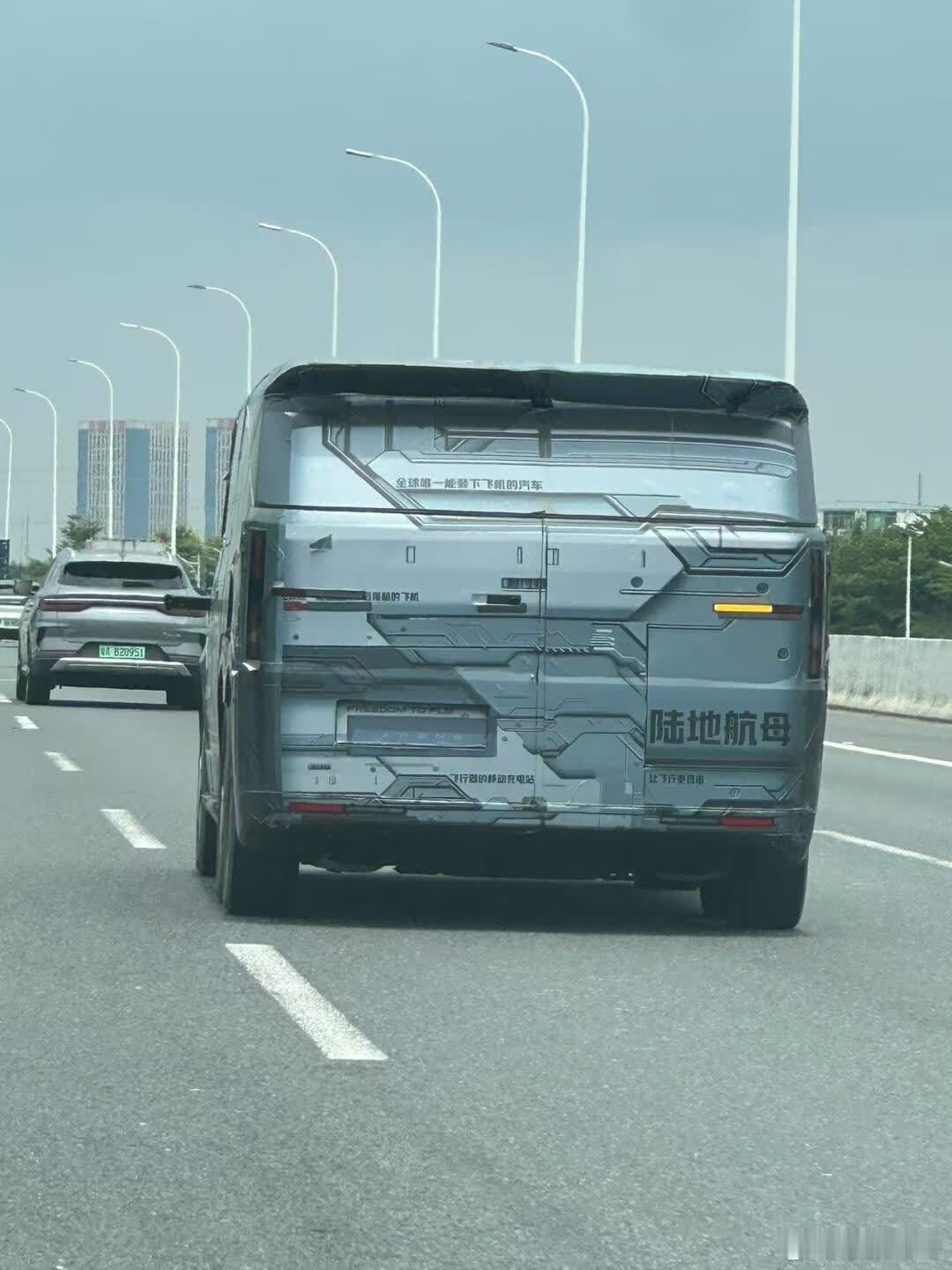 这是小鹏最新的什么车 高速上看到的，是汇天吗？ 