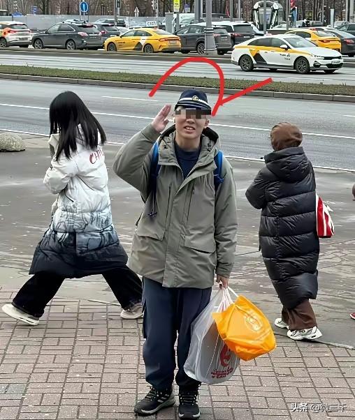 我想知道图1中给陈宇昕（戴着军帽）拍照的是谁？是父母，还是朋友？种种迹象表明，他