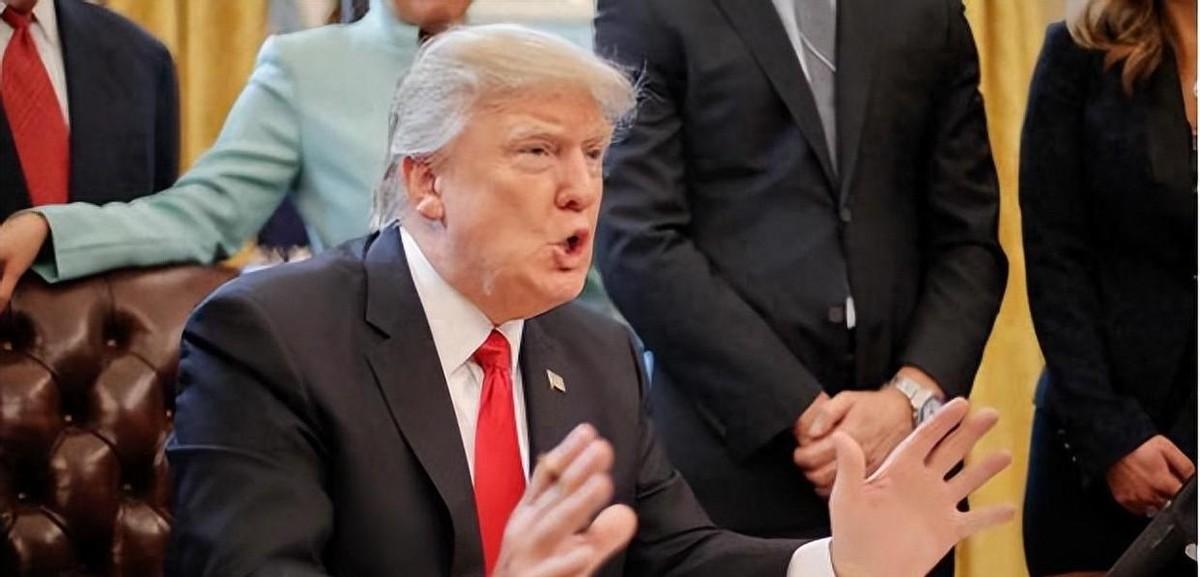 一艘普通民用油轮在公海航行，突然被航母、军用直升机、海岸警卫队团团围住，180万