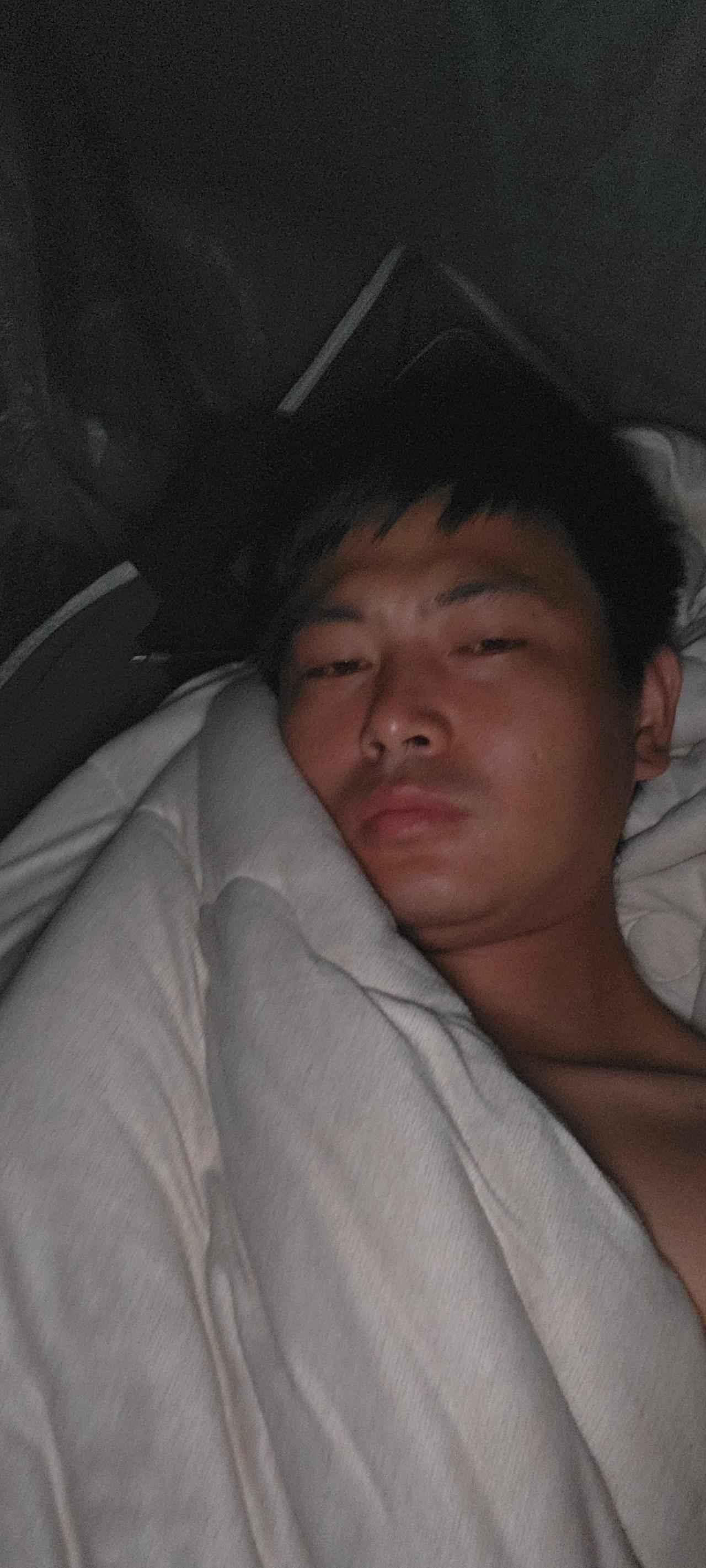 今天晚上我爸来电话了，给我打电话，说给我2000块钱路费让我回家。让我不要在外边