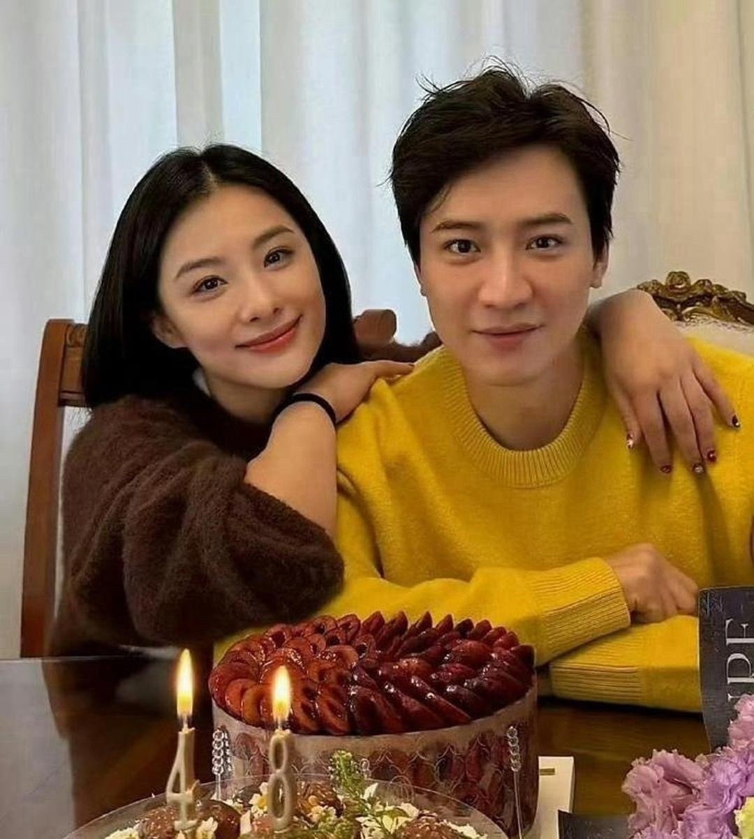奥运冠军刘璇45岁还跟小姑娘似的，保养得也太绝了，老公帅得跟明星一样，俩人站一起
