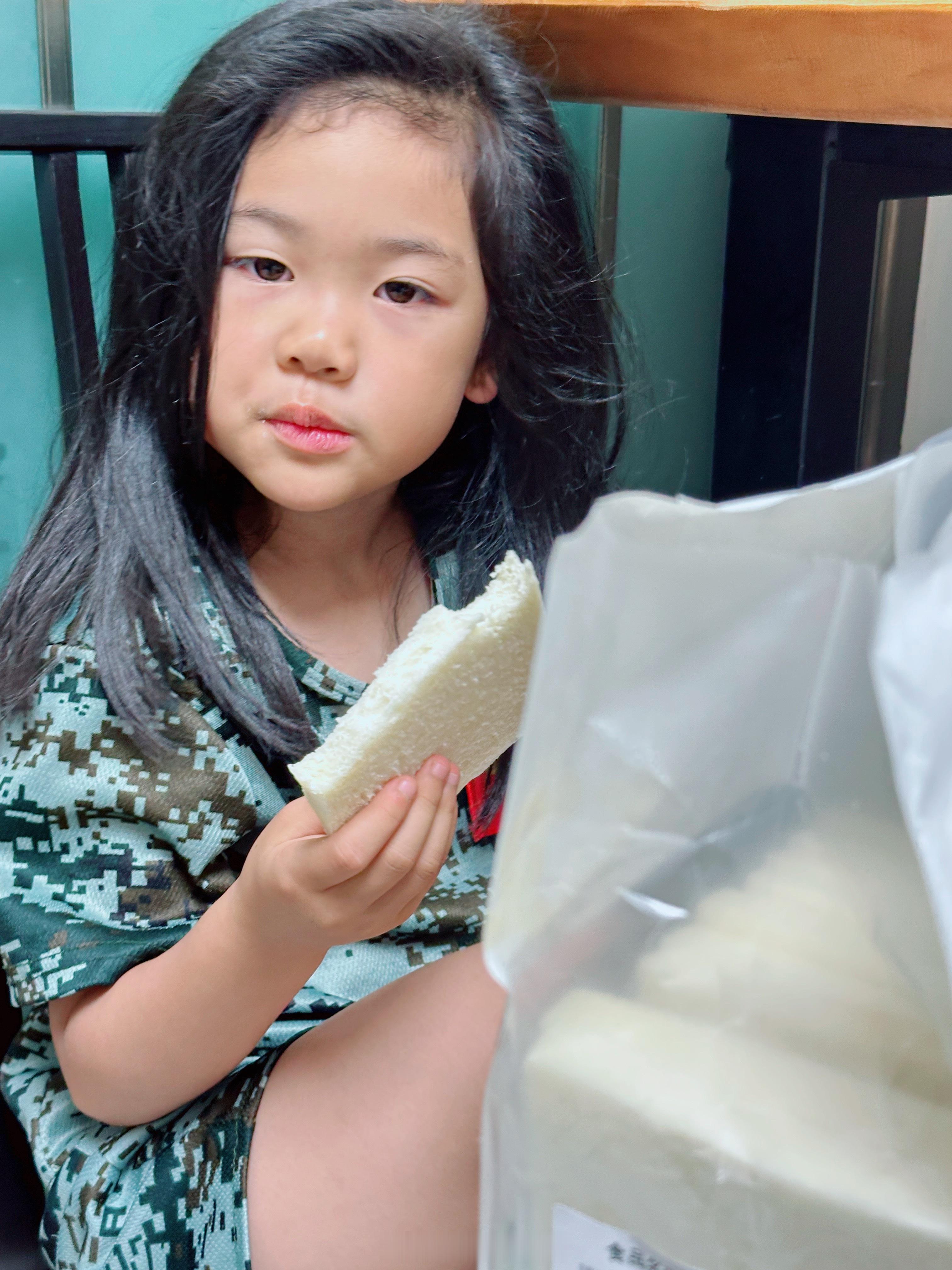 小孩姐昨晚说：明天我不去上学了，老师说不想去的可以不去了我刚要想回答：（可是我伙