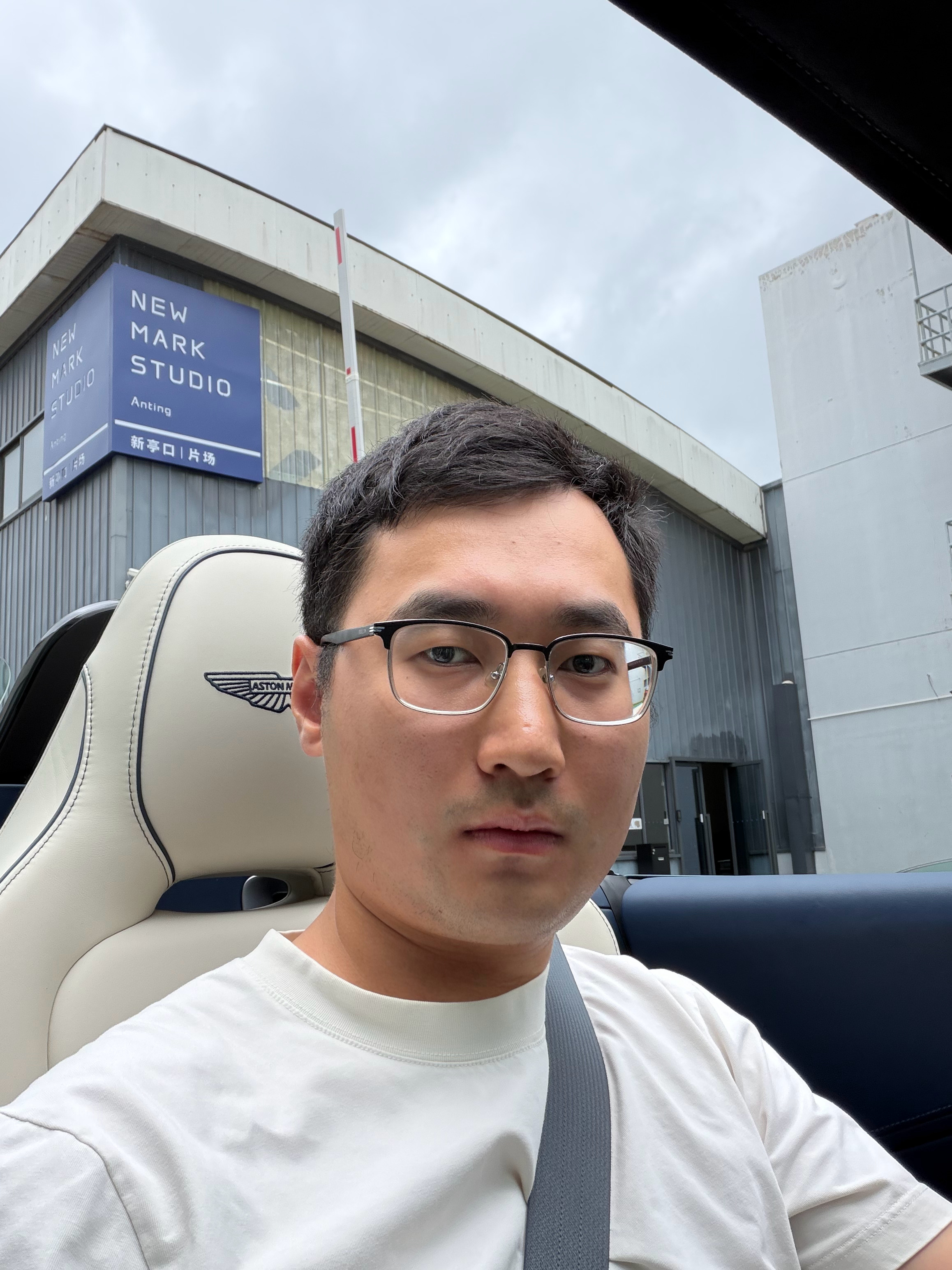 赶在台风来临前，抓紧去加个油。 