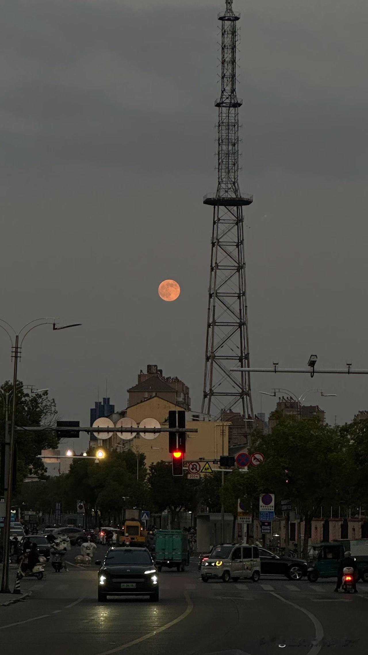 刚开车去乡下，到了元竹村路口，右转弯的时候，有个93岁的老人正好站在路边，我好心