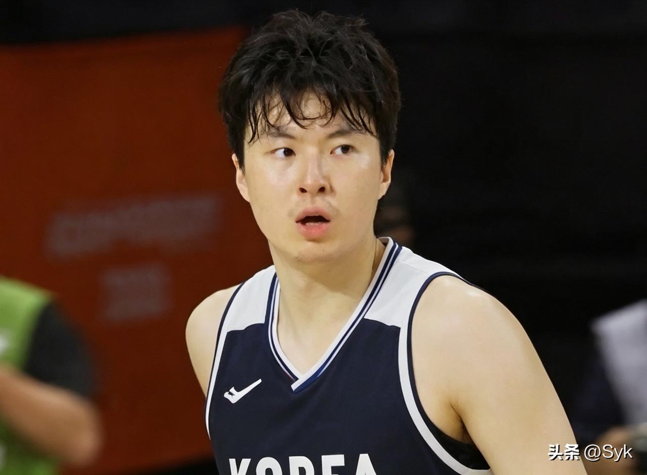 随着韩国男篮67:57战胜日本队，中国男篮70:79不敌伊朗队，本届亚运会男篮冠