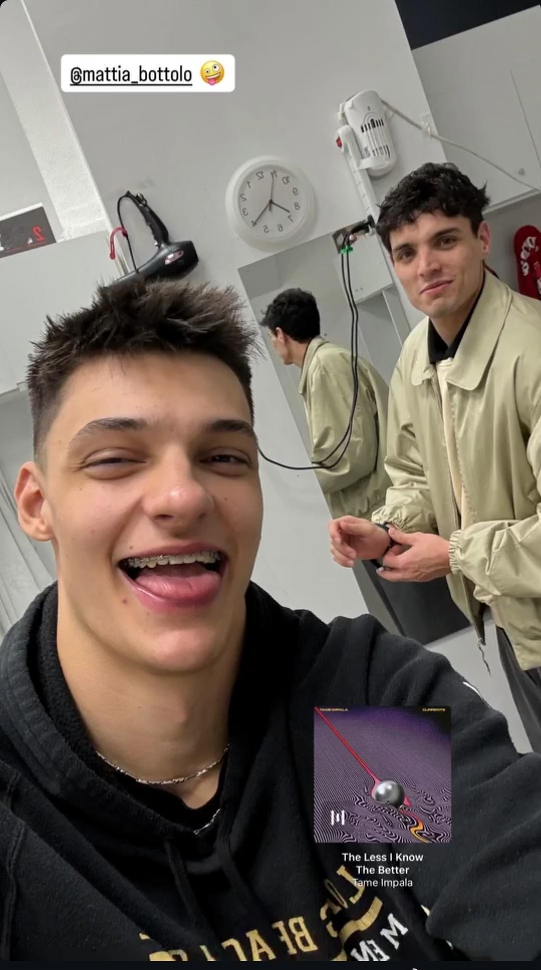 MattiaBottolo[超话] 

这外套的风格有点像小柯那件绿色丑衣服） 