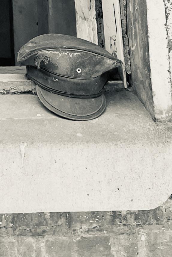 ～借房证～

袁三百急急忙忙走过来说，咱俩是铁哥们不？安泉点头，当然是。上初中你