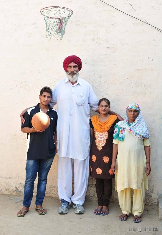 说印度人是全宇宙最聪明的物种，那可真是有点夸张了。
印度确实有不少在科技、商业领