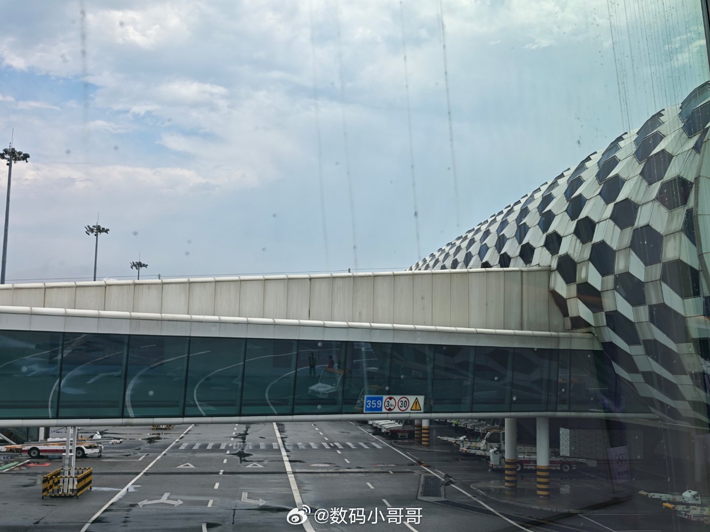 还好，这场大雨来得快去得也快，已经顺利登机，基本没怎么延误～ 