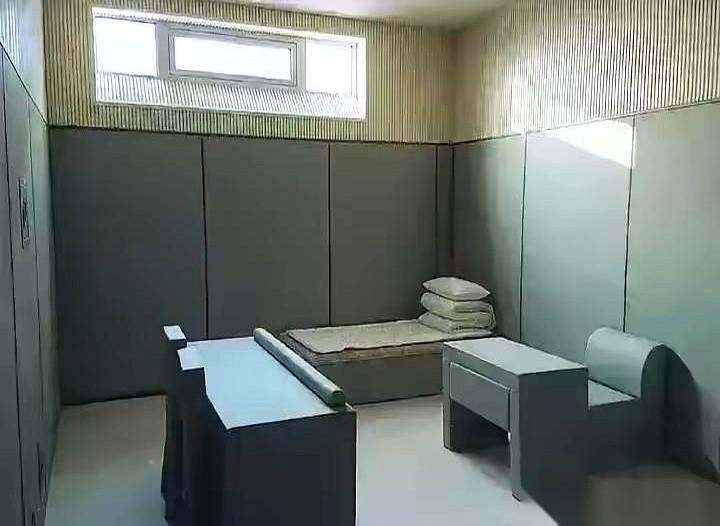 刷到这几张图，后背有点发凉。
全都是软包，连马桶都是软的。
第一反应是，怕人想不