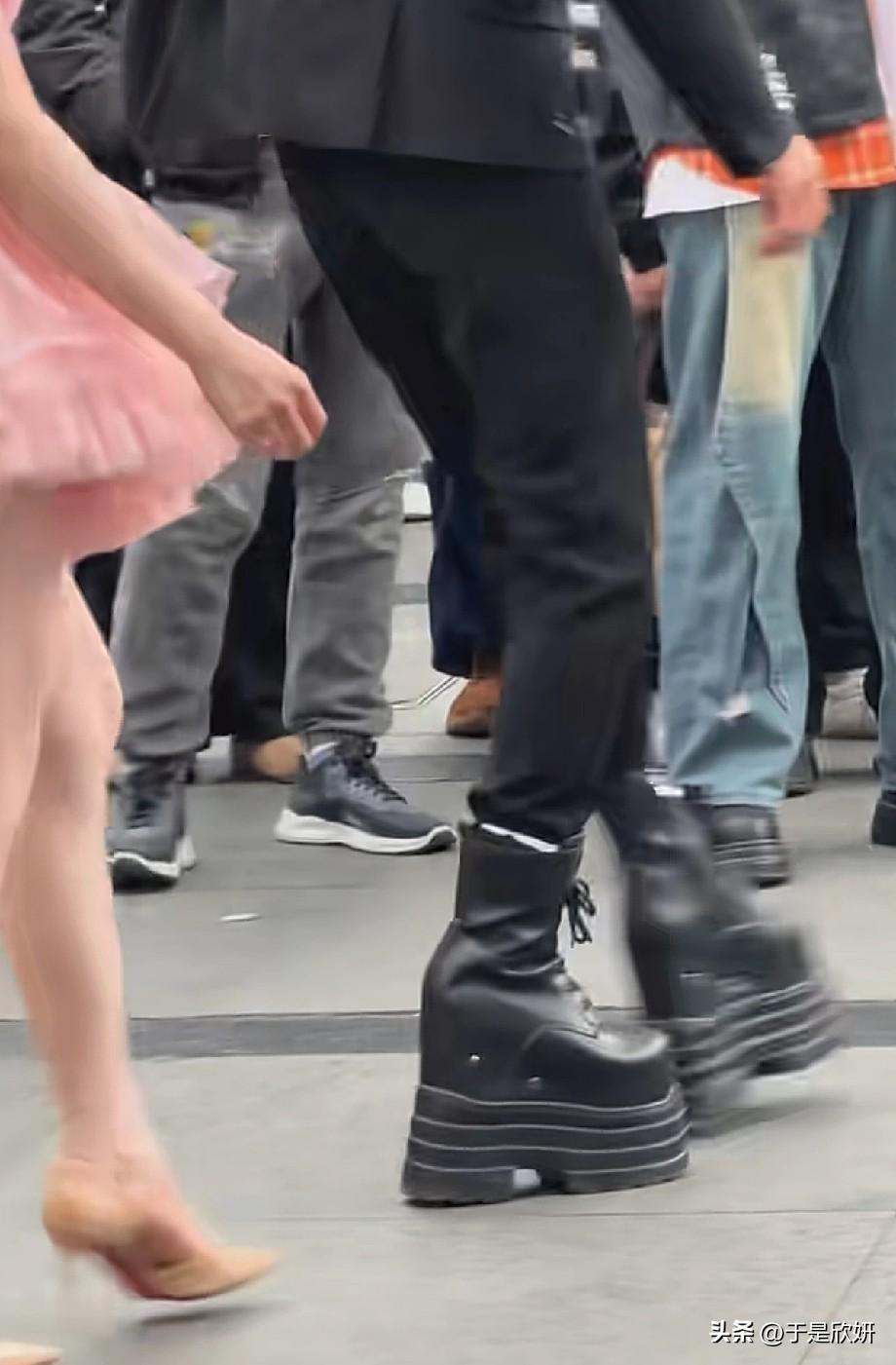 救命！这厚底起码有10厘米吧？左边稳重，右边狂野，这搭配到底是谁的时尚？现在的审