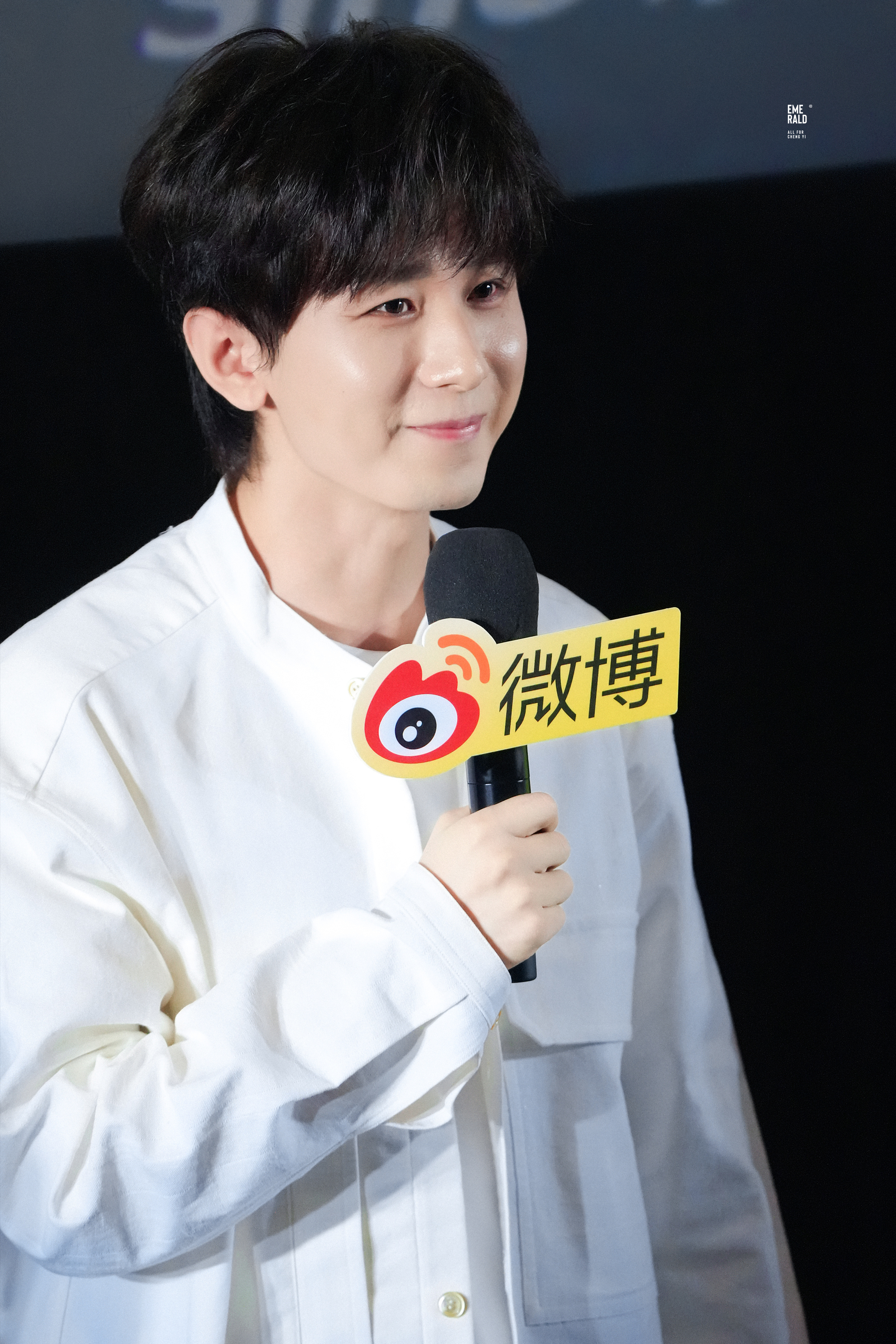 那天他站在那里，白衣清隽，眉眼含笑。所有的温柔与真诚，都藏在举手投足间成了我们心