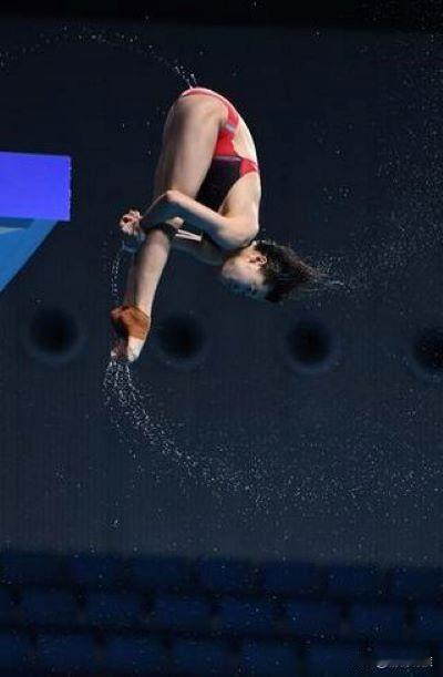 在万众瞩目的第十五届全国运动会开幕之际，跳水项目迎来了令人振奋的时刻。18岁的中