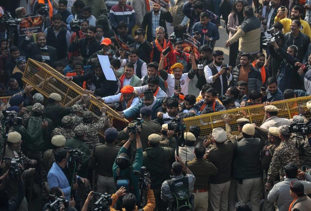 ( 数百名民众今天聚集在新德里孟加拉高级专员公署附近，抗议一名印度教男子因涉嫌亵