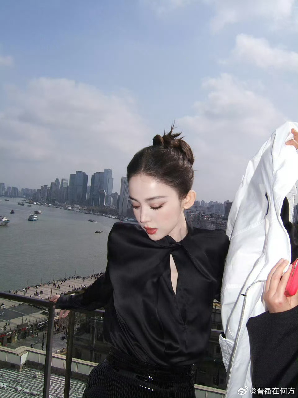 娜扎好美的大光明娜扎下车气场 娜扎好美的大光明，好精致的骨相，简直女娲毕设！ 