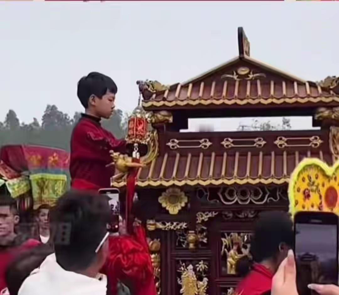 反转！拾石村妈祖被替后续，知情人曝内幕，真妈祖女孩同意出山
 谁能想到，一场庄重