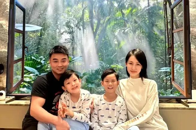 第一眼：哇塞，皓哥家住在森林里[震惊]
第二眼：我就是个土豹子[泪奔]


王皓