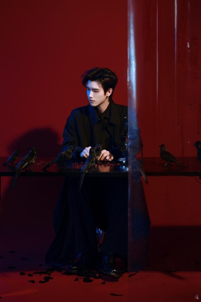 陈飞宇段胥暗夜降临终章见陈飞宇黑西装眼镜高智感大片 陈飞宇段胥暗夜降临终章见，陈