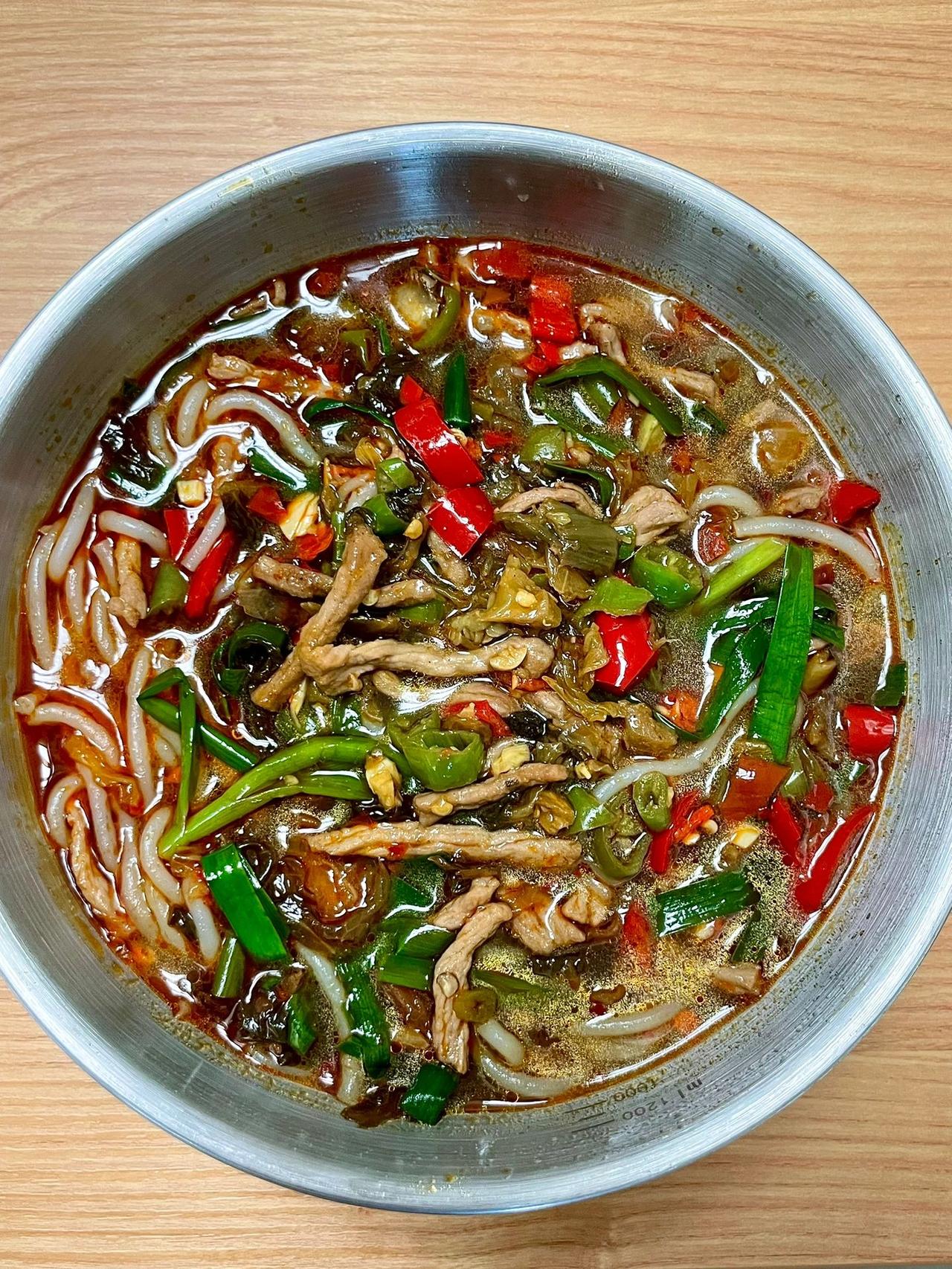 多少次早起就为了这一碗酸菜牛肉汤米粉
酸酸辣辣的汤米粉，一碗下去，暖胃又开胃！
