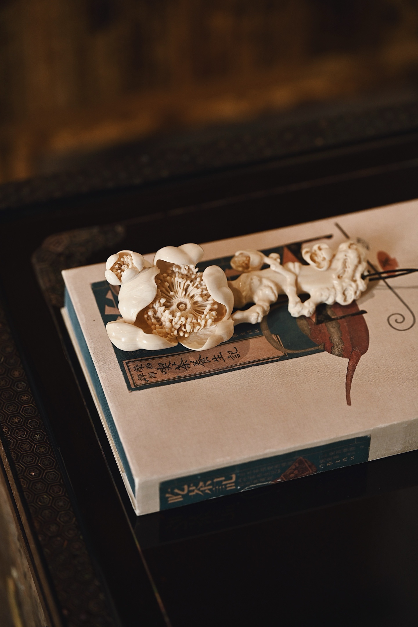 猛犸 | 墨梅 小如意料质细润，雕刻线条流畅自然，收放自如，梅花朵朵精妍，吐蕊含