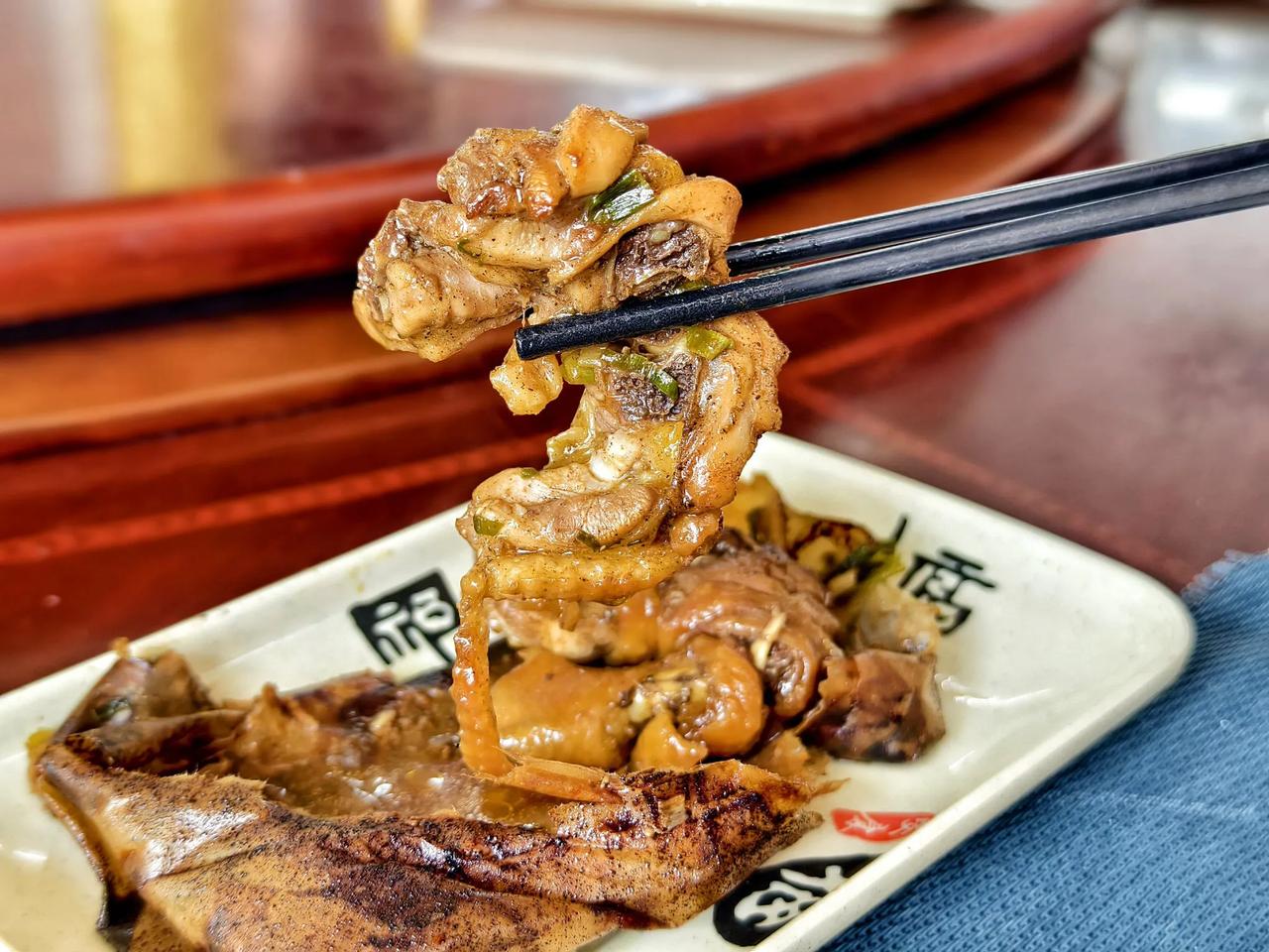 【点赞梧州｜梧州美食文化传承新篇章：纸包鸡香飘四海】梧州纸包鸡的历史源远流长，可