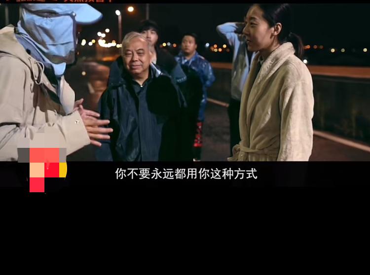 周星驰做为片场暴君，让别人包括他自己几十遍的重复表演一个场景，他在一遍一遍的打磨