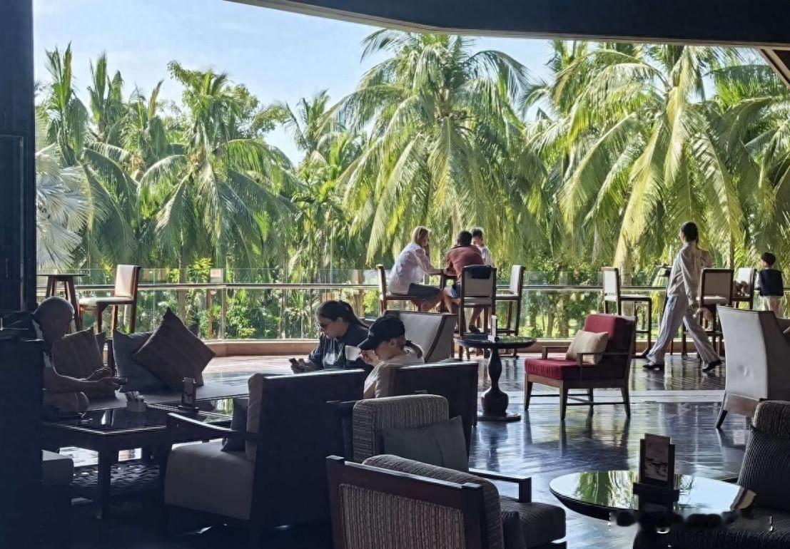 30℃高温抢购羽绒服，免税店排长队，海南到底发生了什么？
元旦刚过，海南的免税店