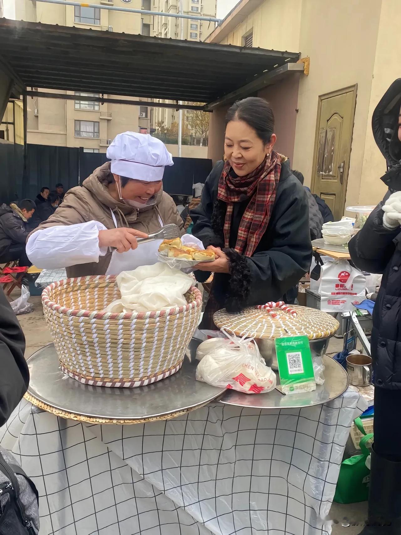 在山东青岛李村大集上偶遇了倪萍老师，另外一个年轻的主持人叫什么来着？李思思？？[