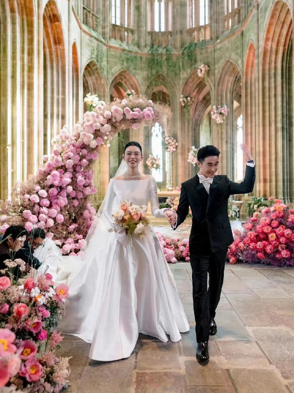 何猷君奚梦瑶婚礼新图何猷君奚梦瑶婚礼新图氛围感满分！郎才女貌，甜蜜感溢出屏幕，每