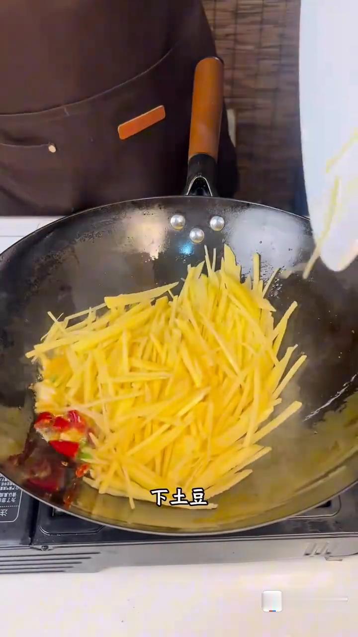 烙馍卷菜。
妈，今晚上吃烙馍卷菜。
我炒俩菜，你做个水烙馍。
烙馍还不行，还水烙