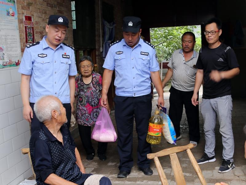这民辅警2小时跨省接力帮高考生落户的事儿，简直太暖了！高考可是人生大事，户籍问题