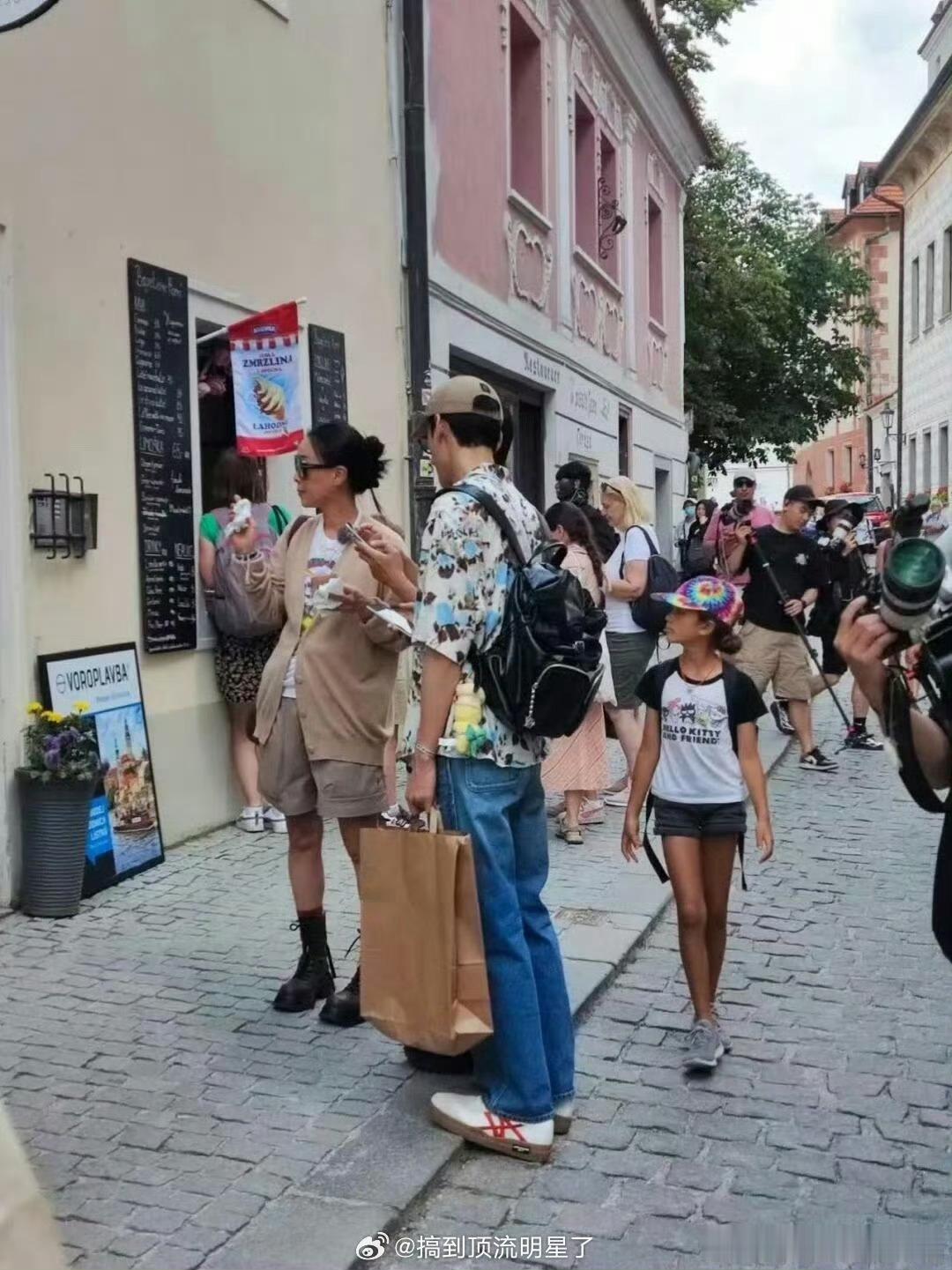 龚俊 花儿与少年  龚俊花少出来的路透每套衣服都超时尚，或者说人长得好长得高身材