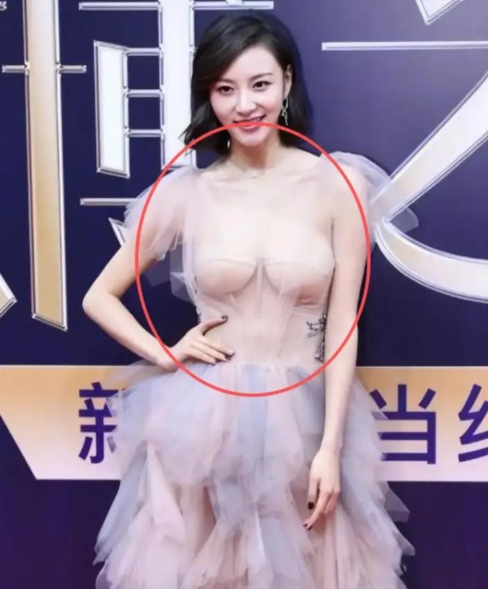 生活当中女性大多穿搭偏稳妥，会主动护住自身隐私，可不少明星网红在镜头前的造型却越