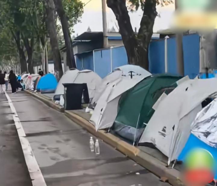 一个人是尴尬，一群人就是兴奋！
现在的年轻人主打一个随性自由反套路……
国庆出游