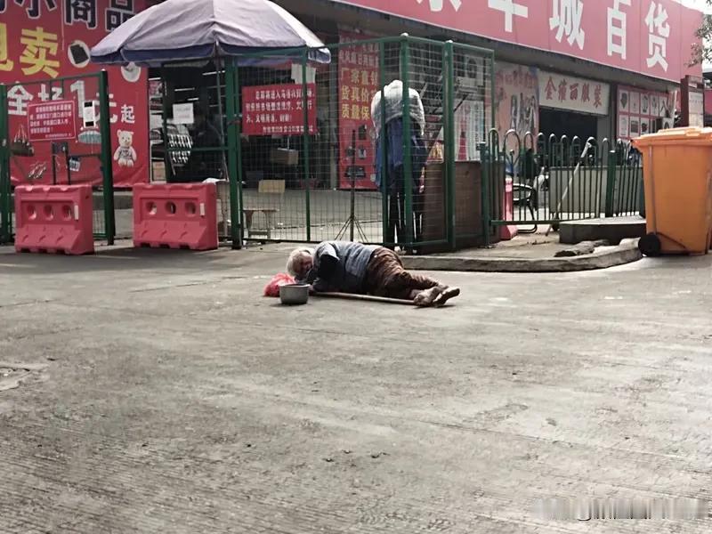 路上老人摔倒为什么现在没人敢扶?可以从以下4个主题角度来写这篇文章



扶起倒
