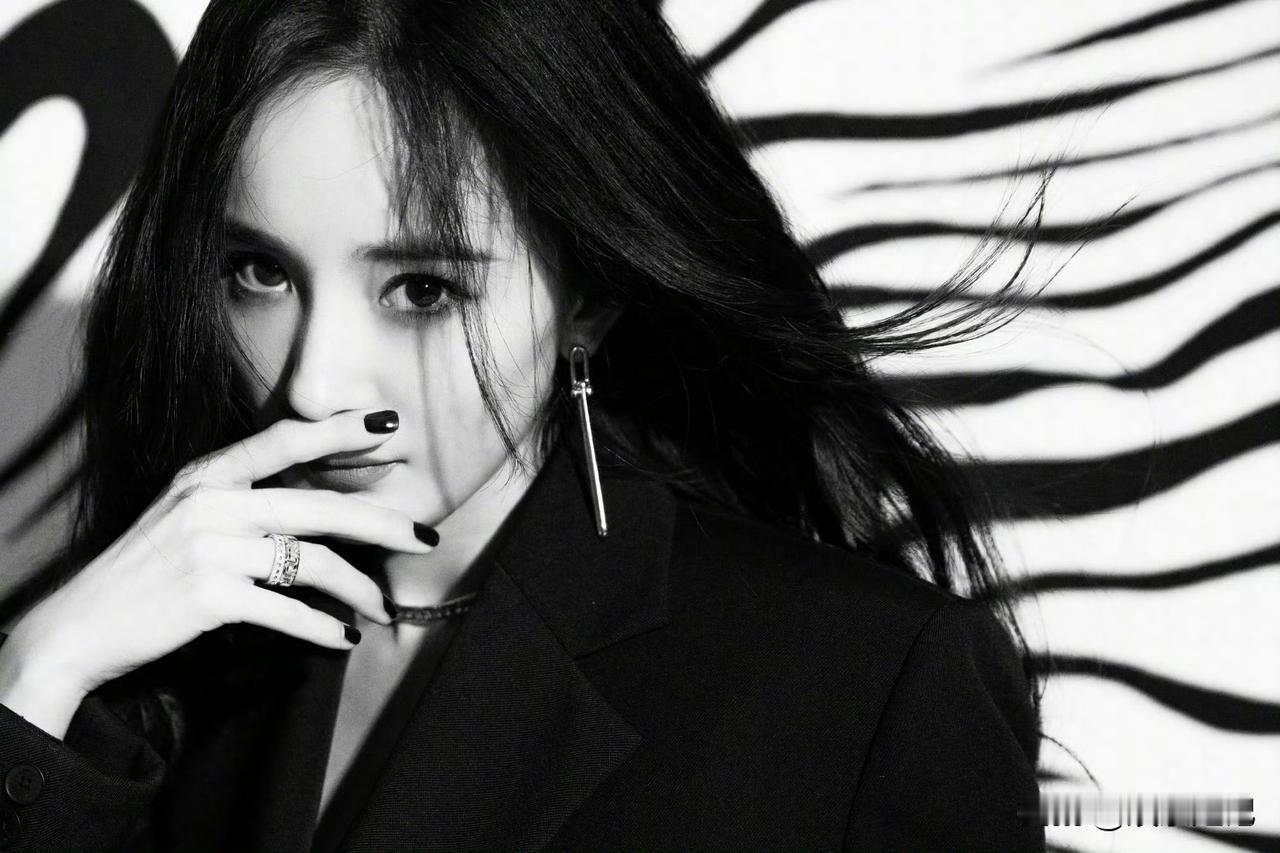 杨幂，这个烟熏妆好美，姐姐踩我