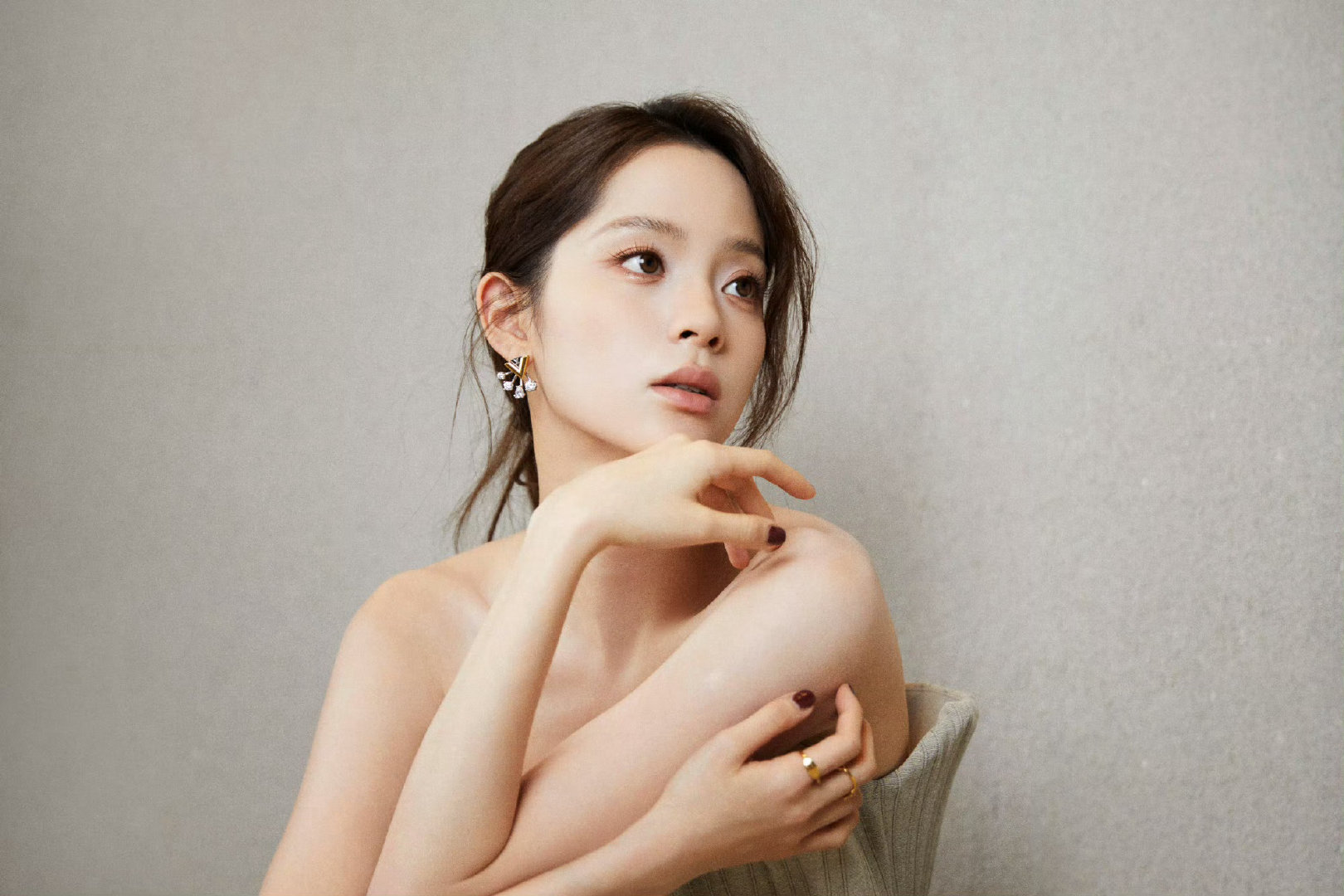 欧阳娜娜不语只是一味参加音综谁懂啊！欧阳娜娜不语，只是一味地参加音综打磨自己，这