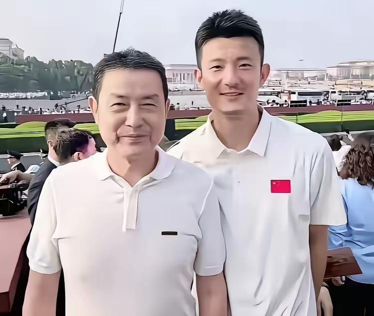两位体育界的功勋人物同框：

左边是中国女排前主教练陈忠和，他带领球队在2003
