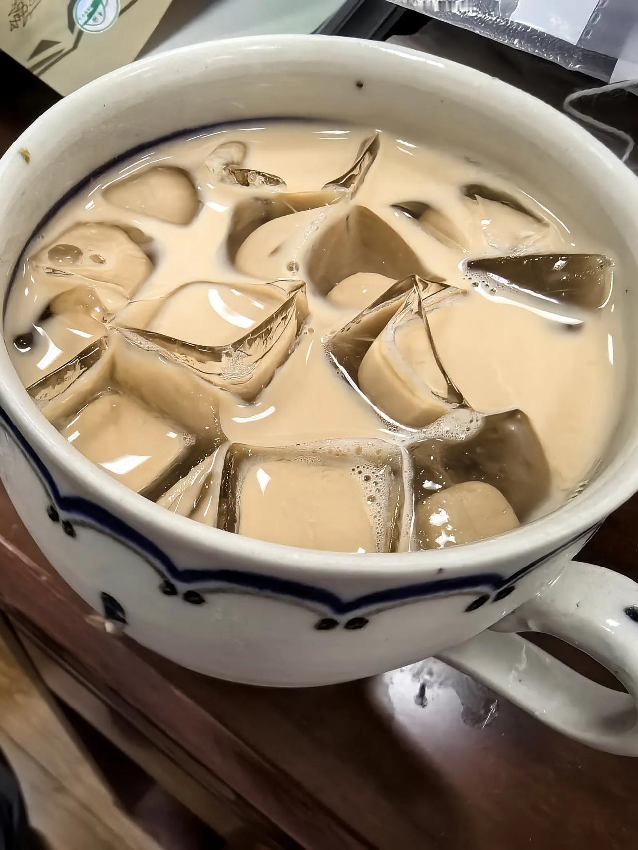 “苦香的精神慰藉”🌺
——咖啡：为启蒙运动提神☕