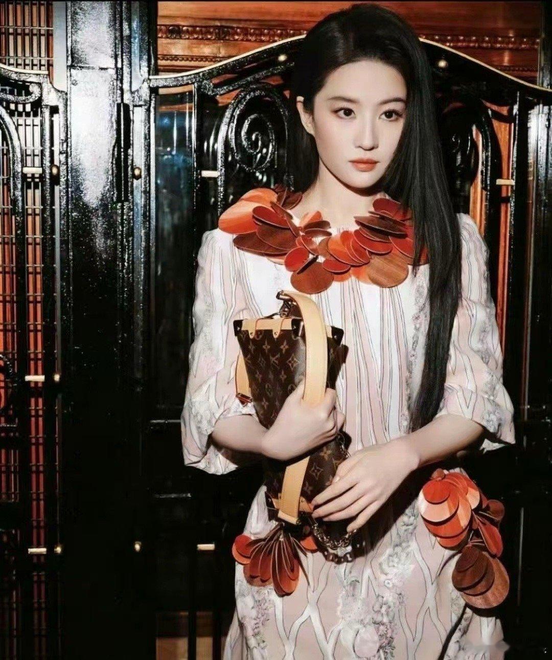 真相大白了！终于知道为什么刘亦菲一直不减自己的“厚肩膀”，不是因为她坚持不下来，