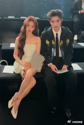 杨超越时装周g社生图陈飞宇杨超越看秀生图杨超越时装周g社生图，好美，