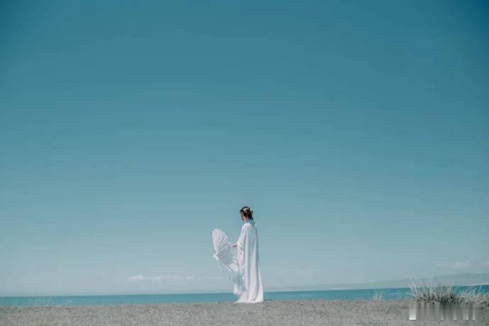 我们投生的世界野蛮而残忍，同时又神圣而美丽。我们会认为意义和无意义哪一部分更重，