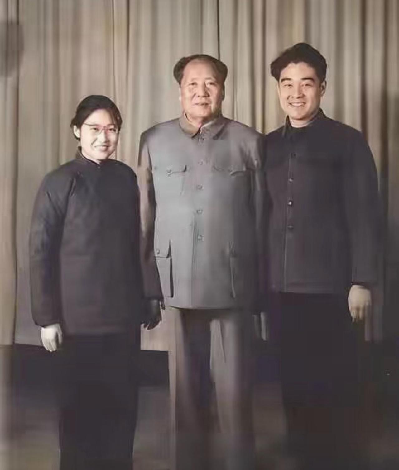 这是李敏和丈夫孔令华新婚不久后回中南海看父亲！李敏的婚礼是父亲亲自主持的，只请了