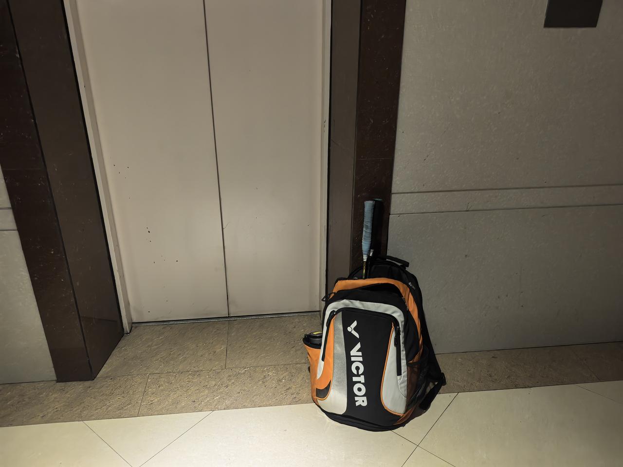 退休一年，生活也规律了。早上去打羽毛球，61岁，体力还可以，球技还行，球馆收了2