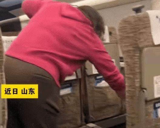 东北一女子和母亲坐高铁，因为连续坐了5个多小时了，女子母亲实在坐不住，便起身离开