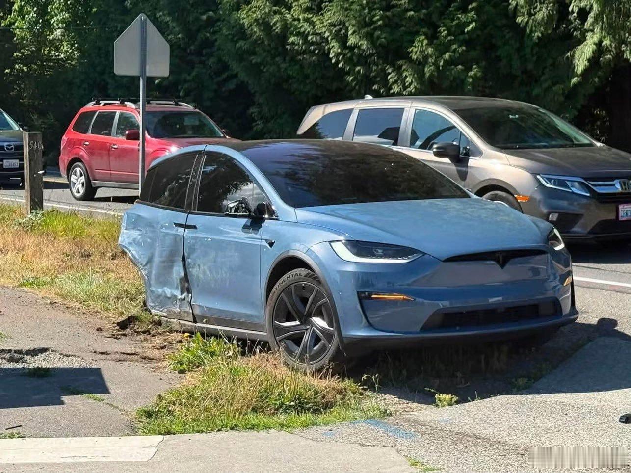 美国特斯拉车主都在讨论一起发生在华盛顿的离奇事故。一辆 Model X 在一段限