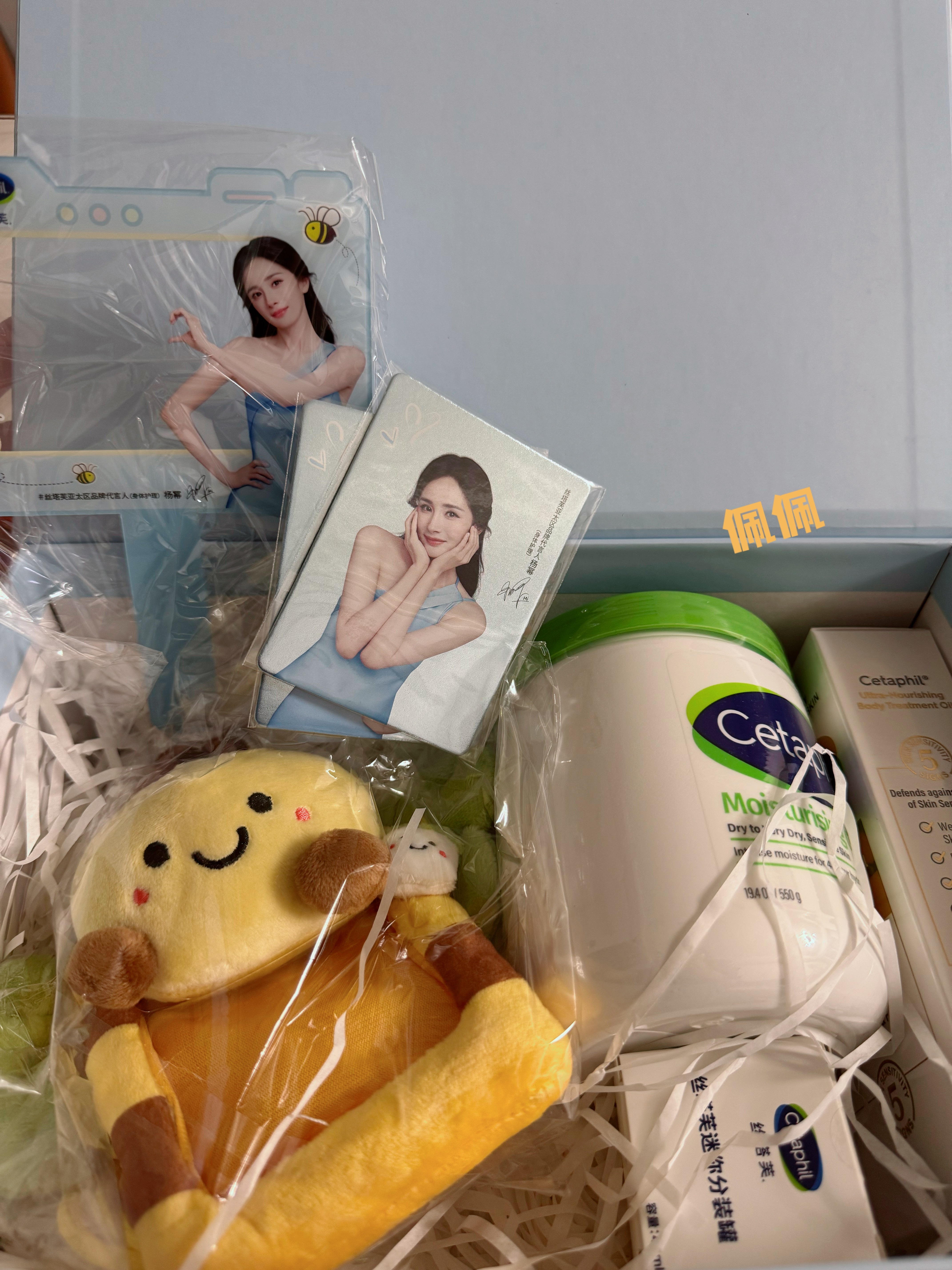 丝塔芙也越来越会做周边了！小蜜蜂和杨幂最配了[哈哈][哈哈]小卡还是未公开图耶杨