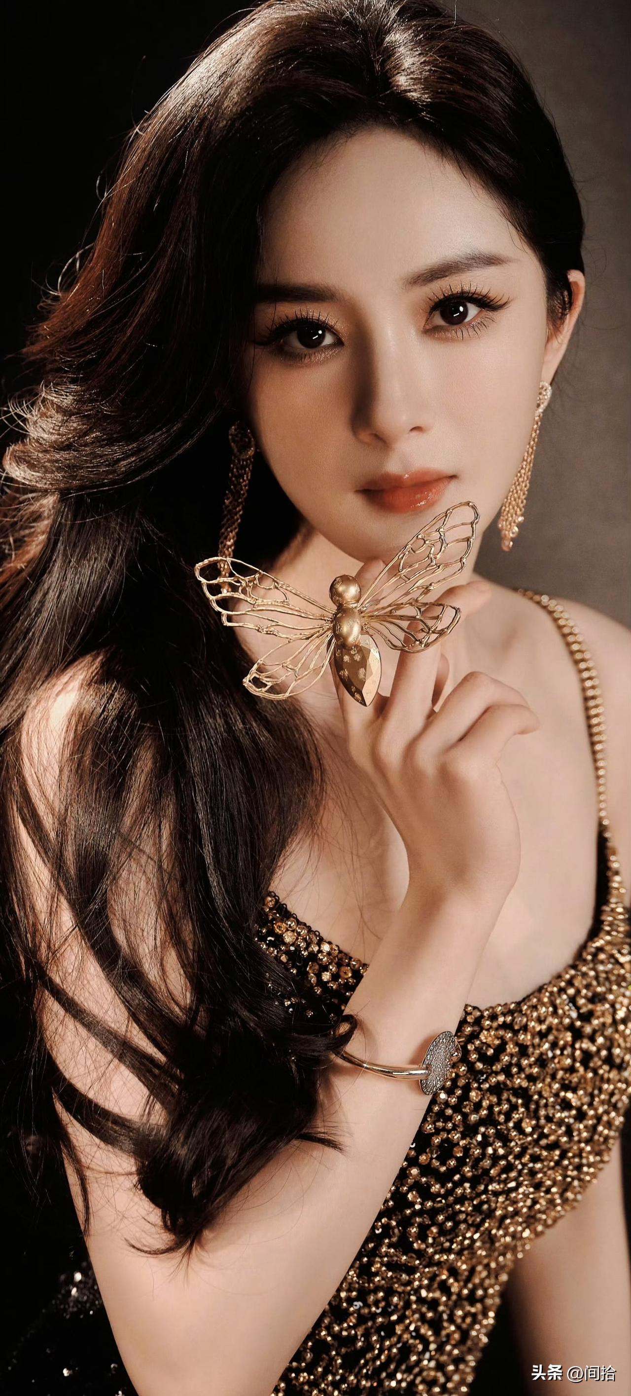 杨幂不愧是时尚圈的弄潮儿，她的穿搭总能引发热议。她戴着闪耀的金色耳环与蝴蝶项链时