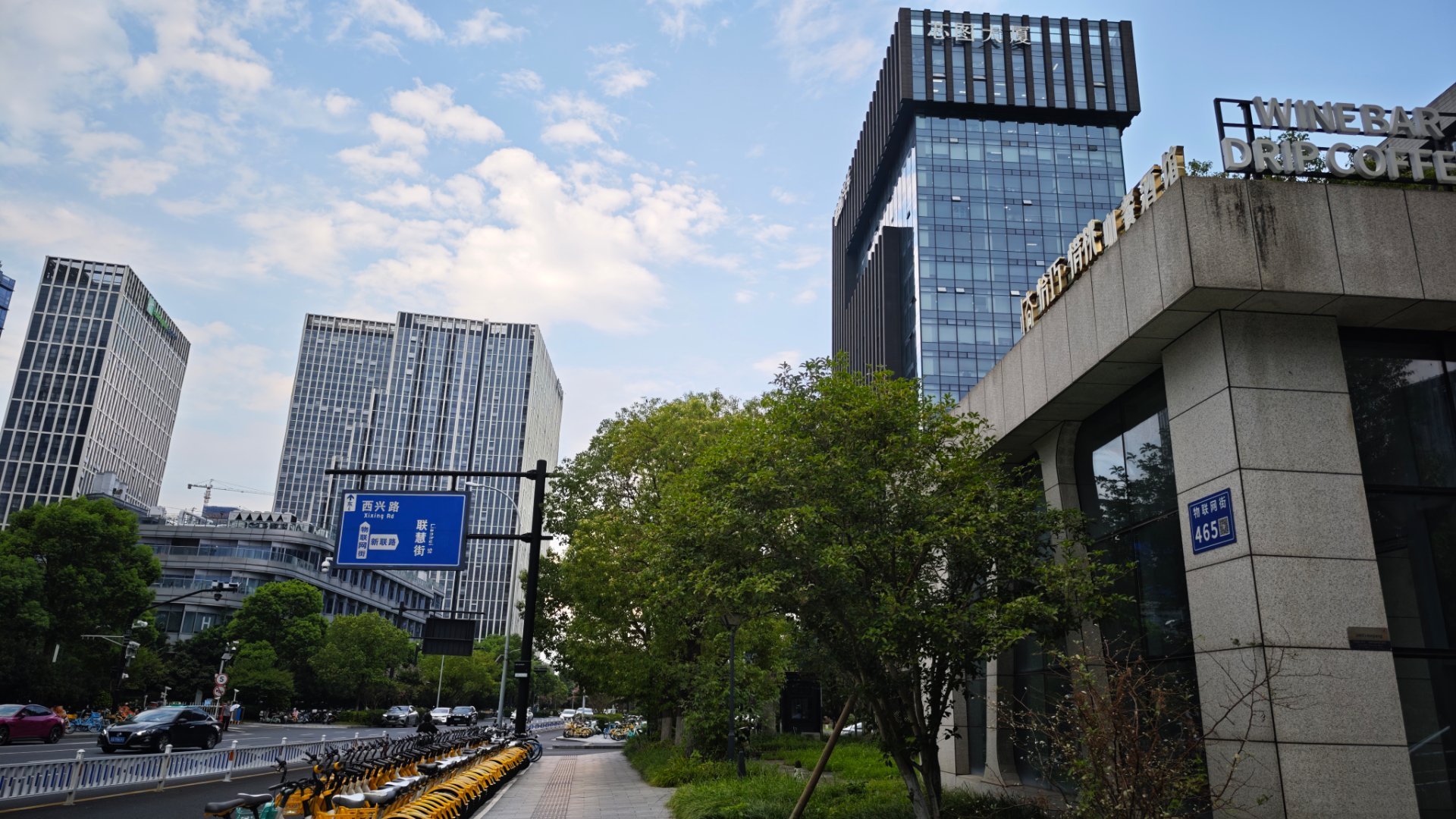 杭州，32度，无风。 ​​​