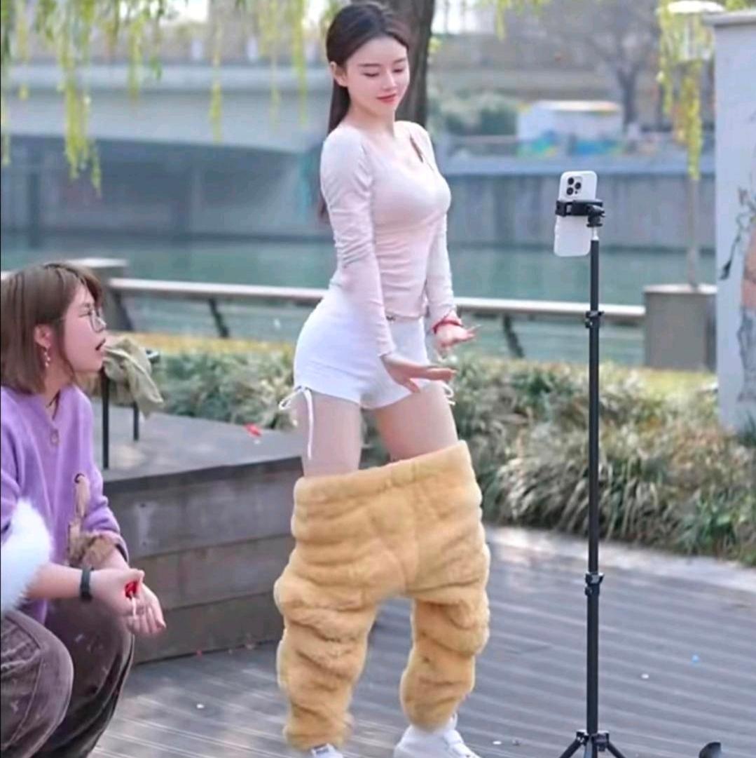 万万没想到！网上那些好看的小姐姐跳舞视频，幕后居然是这个样子
 
镜头前面看着清